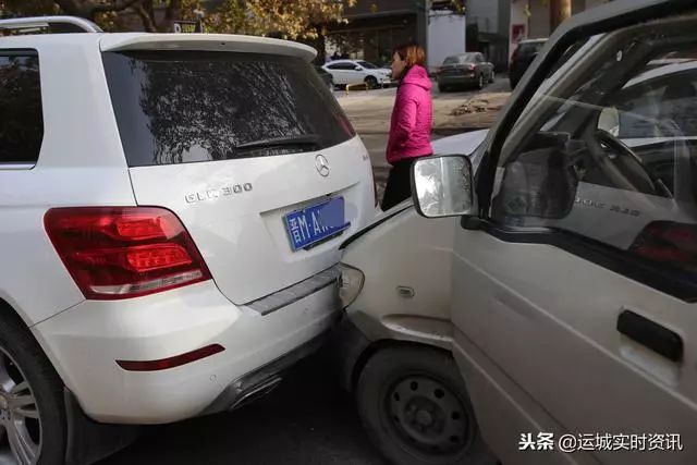 货车变道刮蹭小车，司机竟浑然不知驶离现场