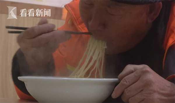 男子连蹭两天爱心小面，顿顿吃两斤多——美食背后的故事