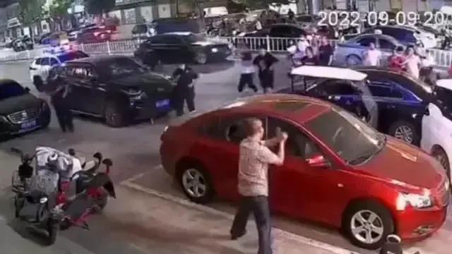 女子持械当街打砸多辆轿车事件分析