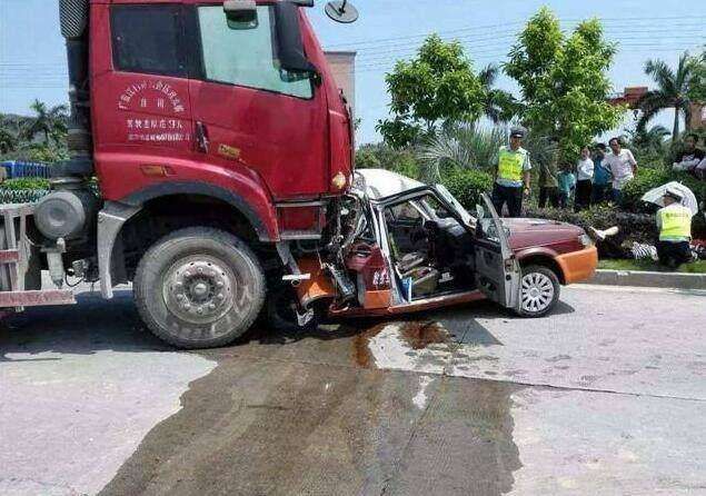 司机撞人不踩刹车，道德和法律的双面警钟