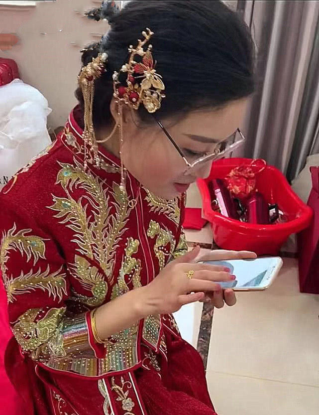 馒头的早到与新婚的波折，宾客离场背后的故事
