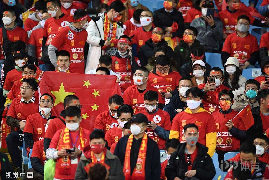 国足末轮5万人观战，热血重燃的足球盛宴