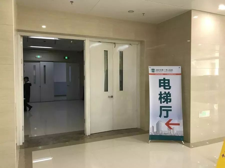 医院门诊电梯，连接健康与希望的垂直通道