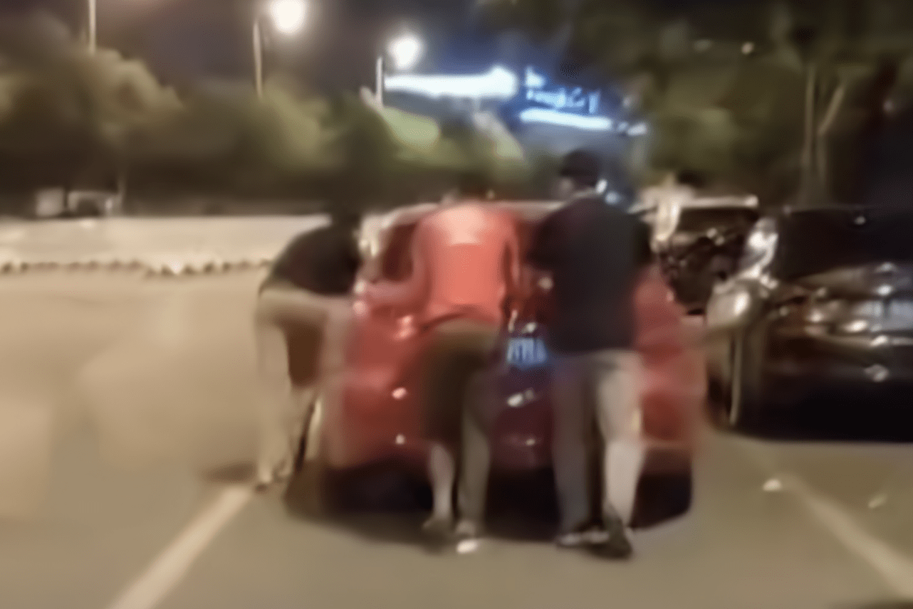 两男子酒后推车回家的故事