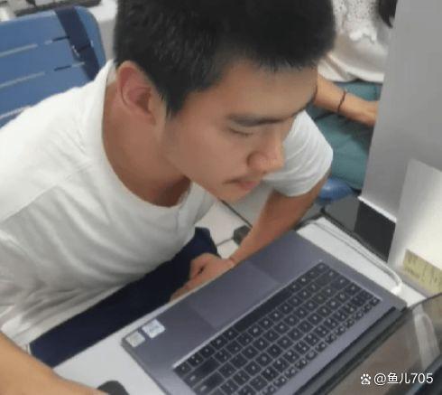 男生高考697分用播音腔淡定报分数，背后的故事令人赞叹