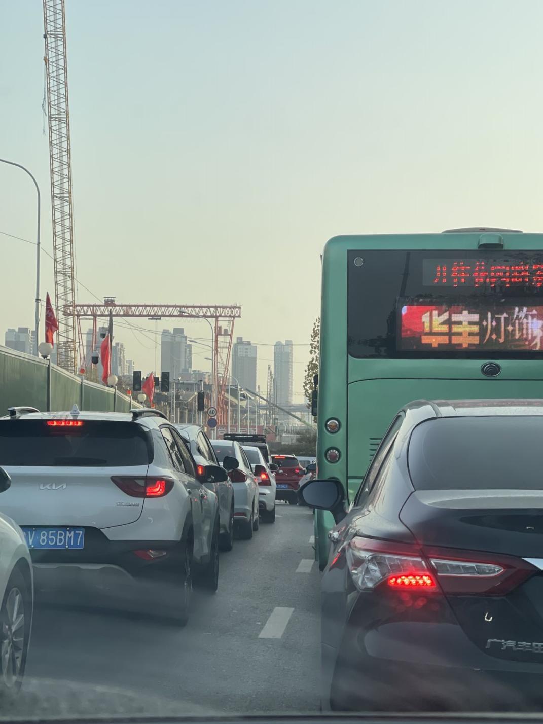 北京潮汐车道变道震惊外国博主