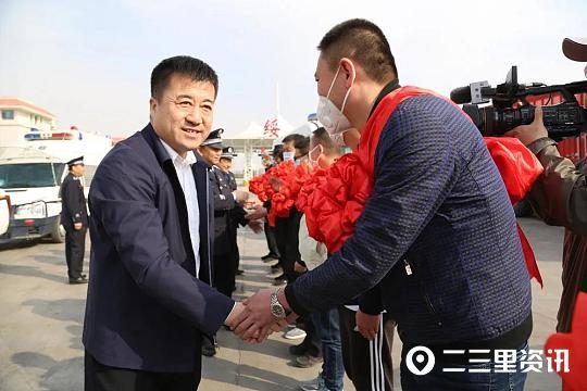 震惊！42头猪上演高速大逃亡！揭秘幕后真相