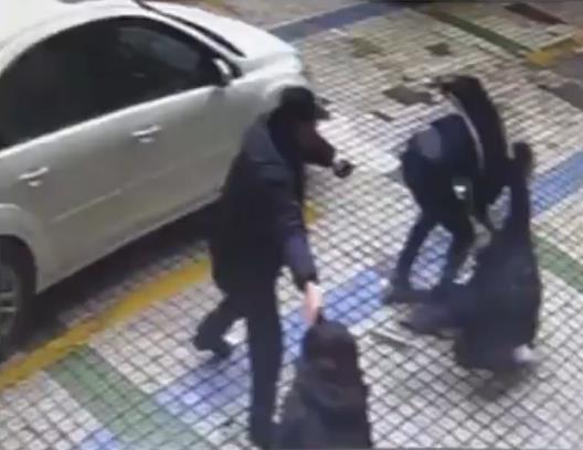 因停车起争执小伙遭抱摔事件分析