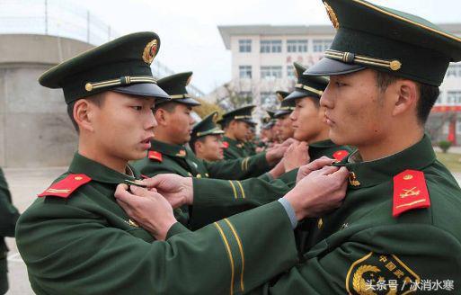 退役士兵穿军装捧鲜花回小学赴约，荣耀与感恩的交织