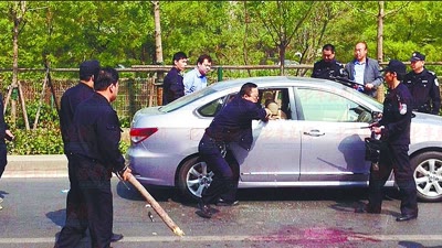男子因前车未让行持棍疯狂砸车事件深度解析
