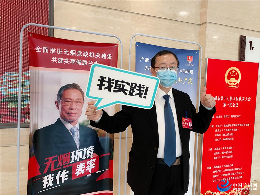 老人智慧闪光，烟盒上的建议被采纳，一举改变未来