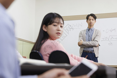 老师眼中的屏幕世界，学生手机里的秘密花园