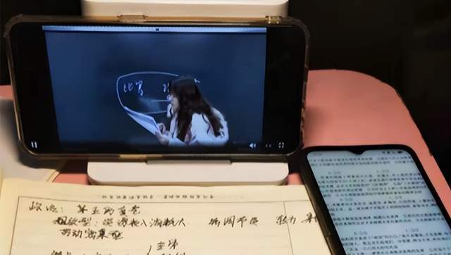 老师眼中的屏幕世界，学生手机里的秘密花园