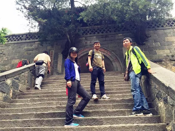 泰山脚下的财富之路，一位26岁小伙年入三十万的陪爬事业