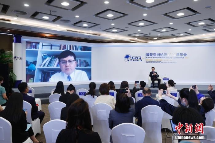 张文宏回答记者提问，科学、真实与公众之间的桥梁