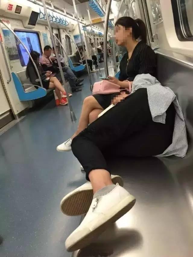 成都一老师在地铁上批改试卷，敬业精神的生动写照