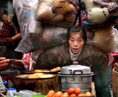 外卖小哥救醒醉酒路人后放声大哭，善良背后的温情与压力释放
