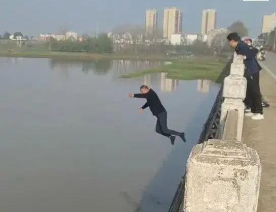大爷跳河救人失败背后的故事与反思