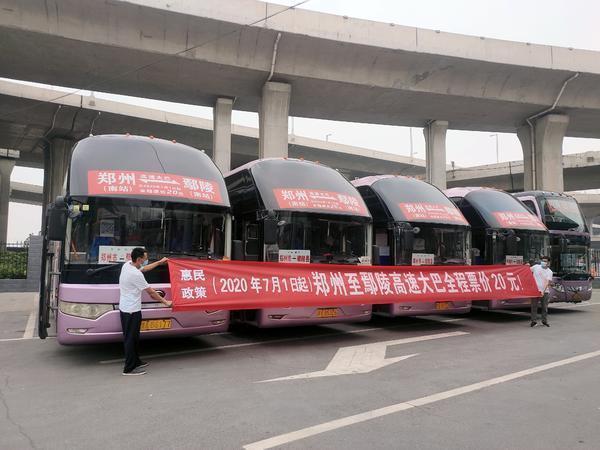 郑州通报，双层巴士误入隧道，车顶被削事件揭秘