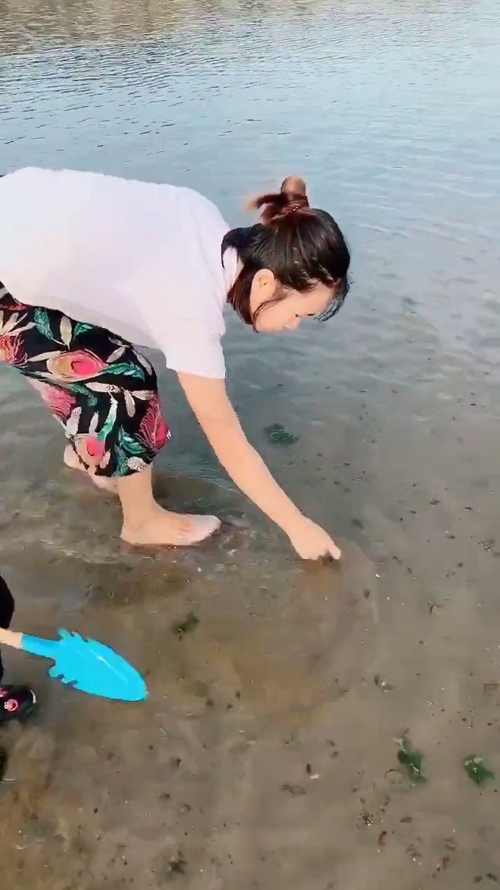 女生海边游玩徒手抓鱼的乐趣与挑战