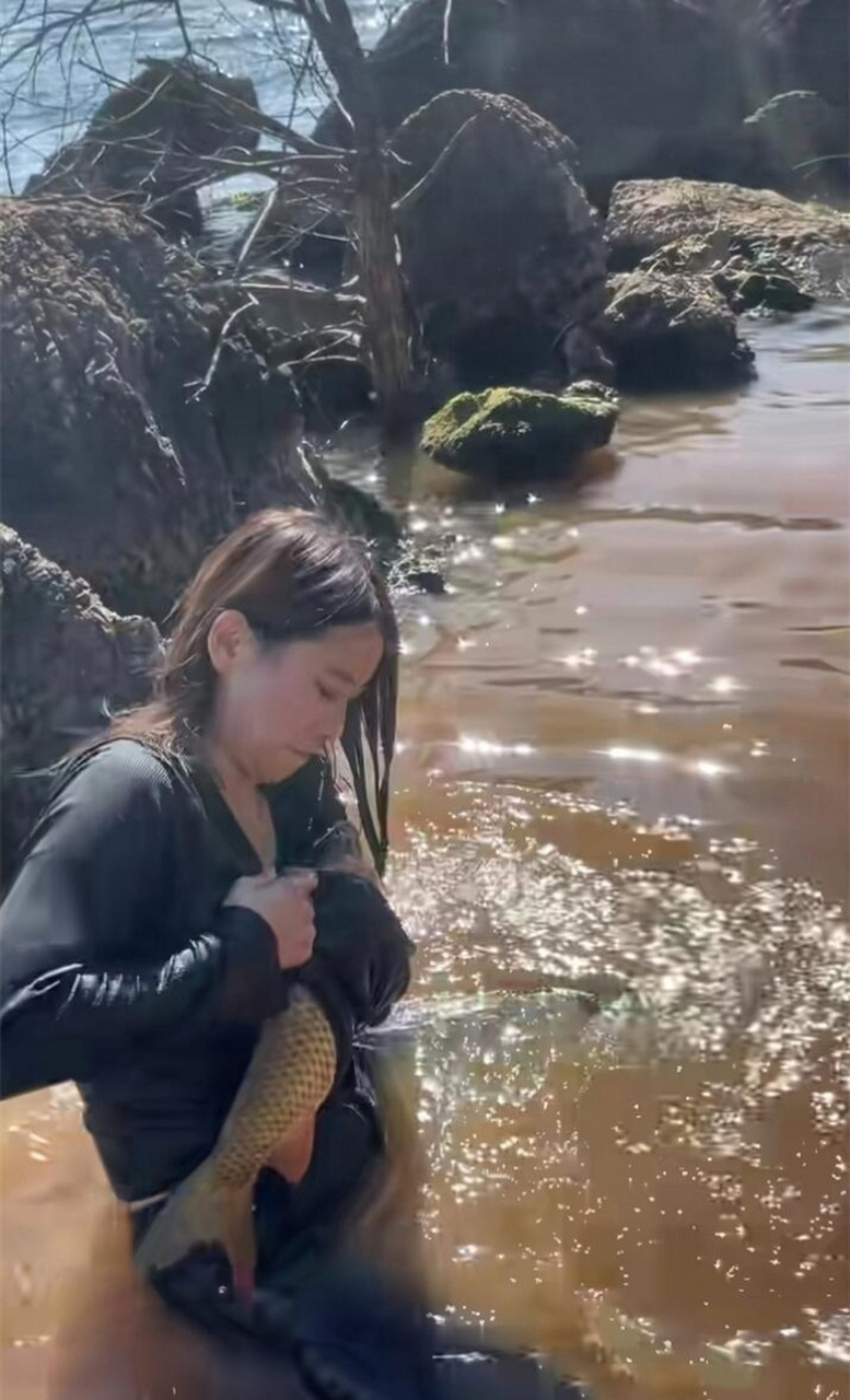 女生海边游玩徒手抓鱼的乐趣与挑战