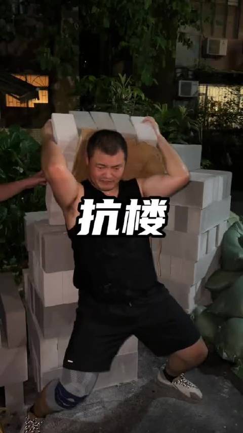 日薪千元扛楼工，负重前行还赌债与房贷