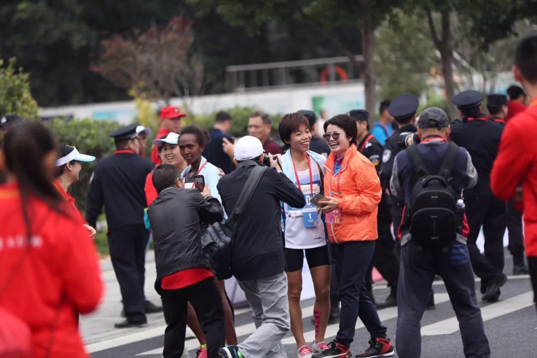 董事长与女子跑马拉松被拍事件揭秘，公司澄清真相