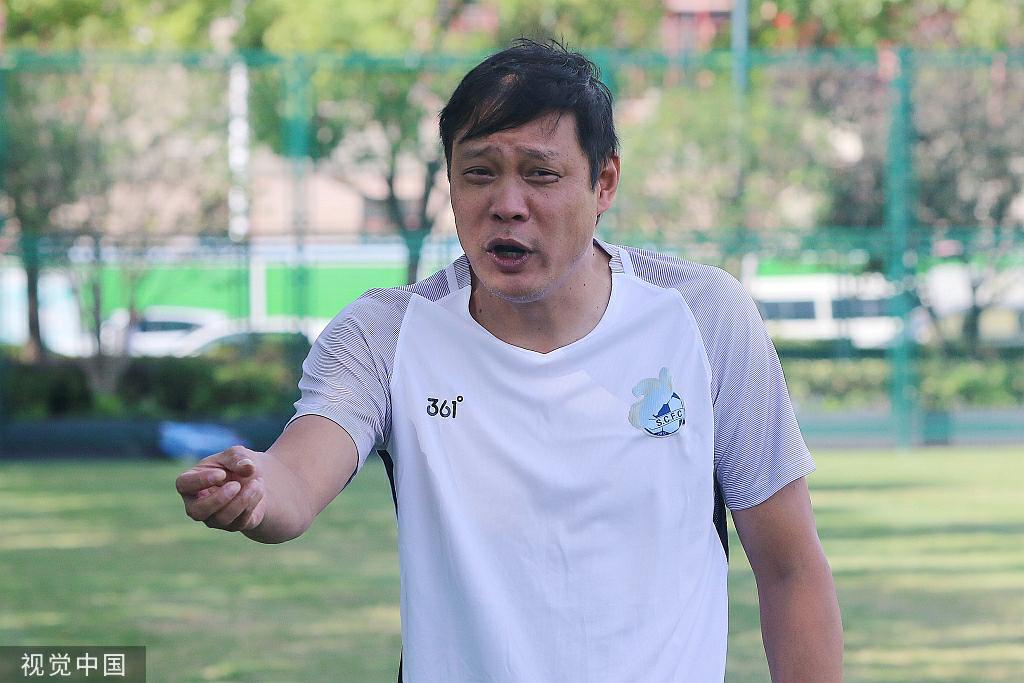 国足丢球，范志毅气到直接瘫坐沙发——中国足球的反思与展望