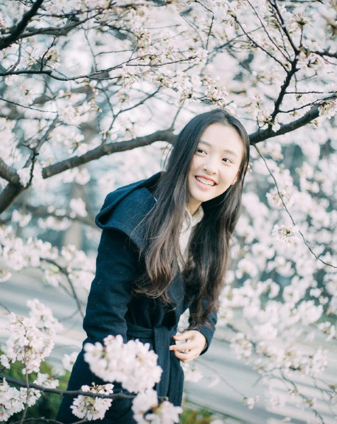 吴倩重返武汉大学拍写真，时光荏苒，美好如初