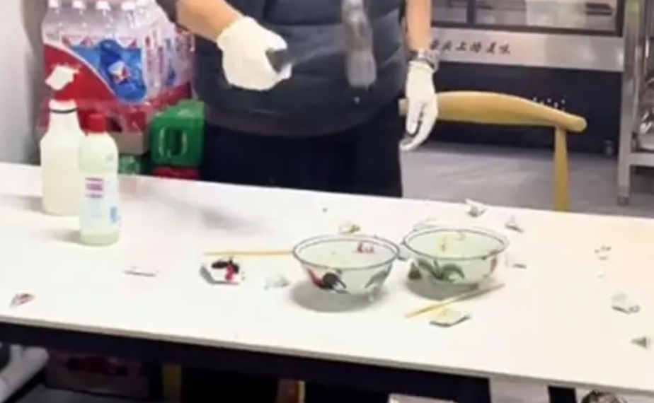网红夫妇质疑就餐后商场消杀是真的吗？深度解析事件背后的真相