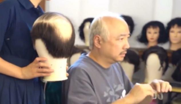 男子试戴假发，在一声声好帅中迷失自己
