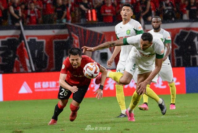 十人国安1-1成都，一场势均力敌的较量