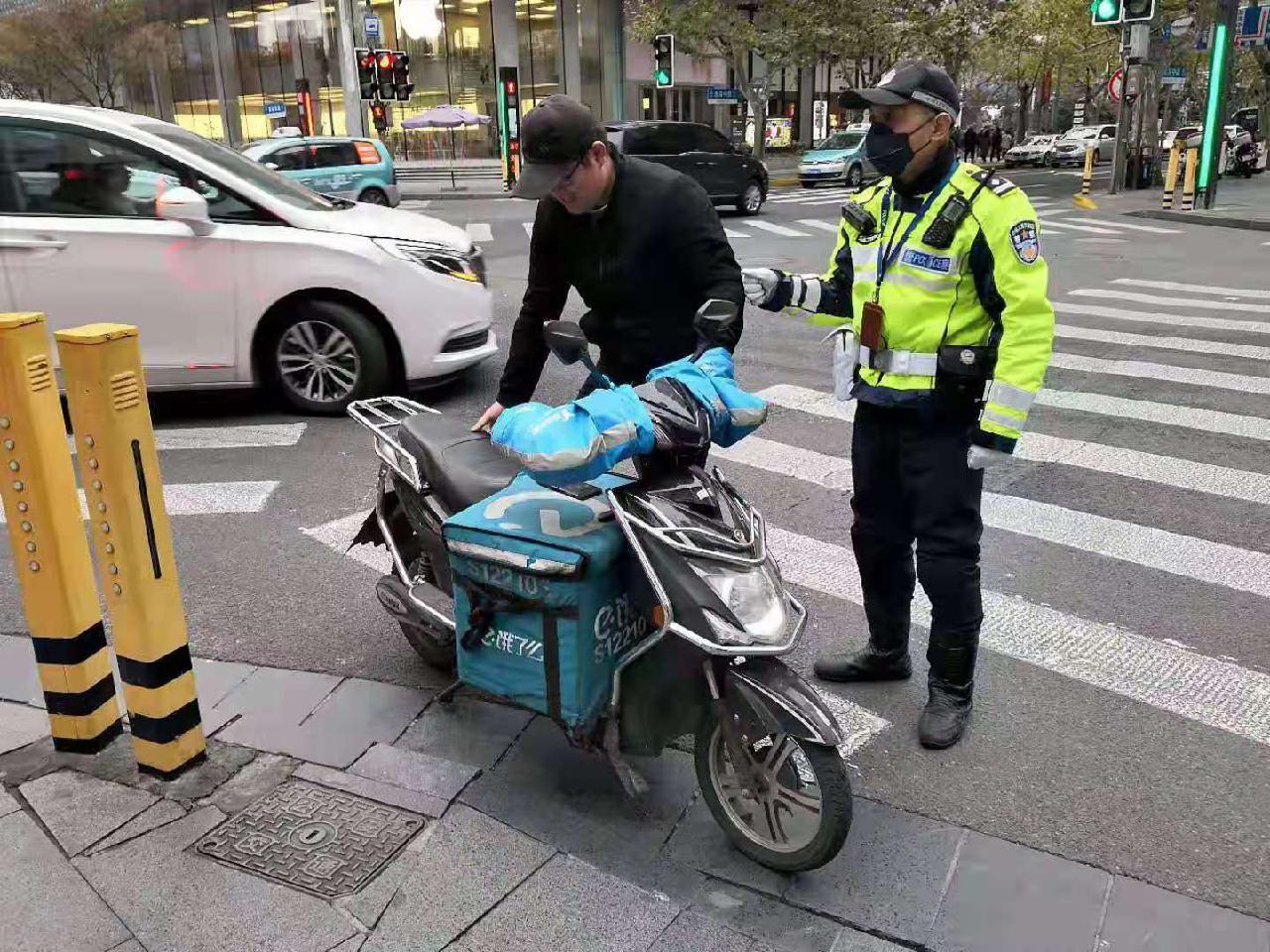 上海街头不走人行道的背后故事