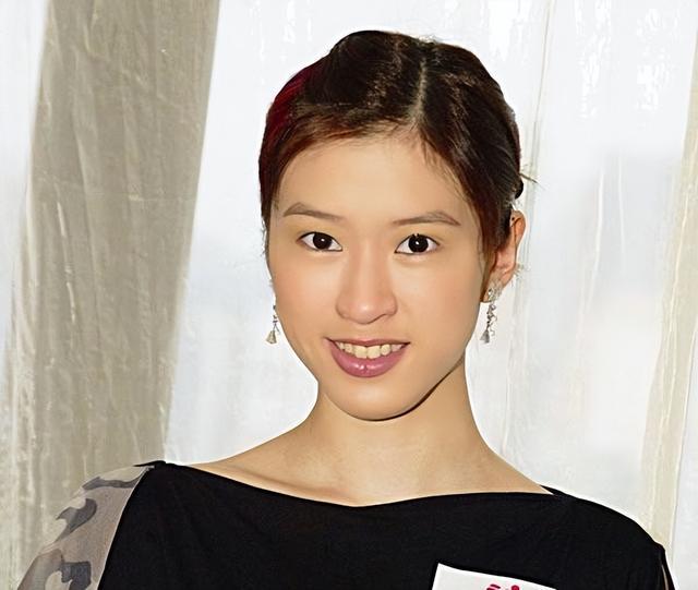 香港女星陈思齐宣布摆摊卖鸡爪，明星转型引发关注