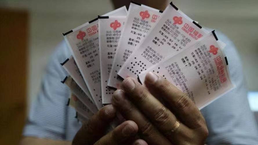 巨额彩票背后的生活转折，一对夫妻辞职退休的惊人决定与领奖时刻的感人瞬间