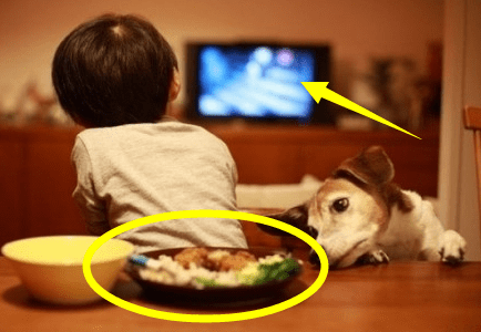 孩子吃饭看电视，妈妈一气之下砸电视