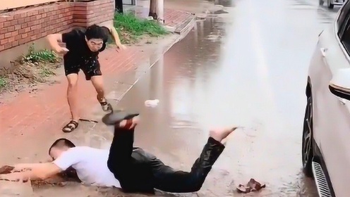 男子过肩摔女子反被摔倒在地，一场意外的力量对决