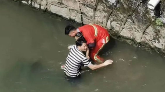 女孩落水，两个小孩的教科书级救援