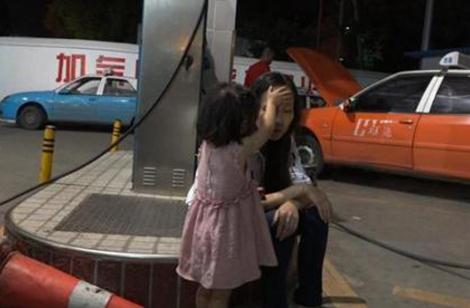 单亲妈妈跳桥轻生的瞬间与背后故事