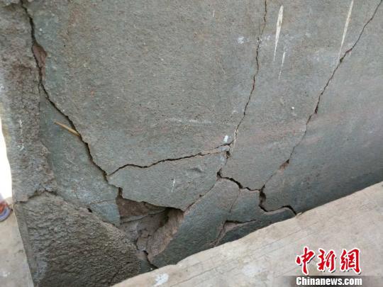家中藏数百块石头引发纷争，邻居墙体开裂成焦点事件