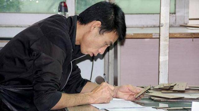 父亲病危儿子请假照顾被开除，职场与家庭的矛盾抉择