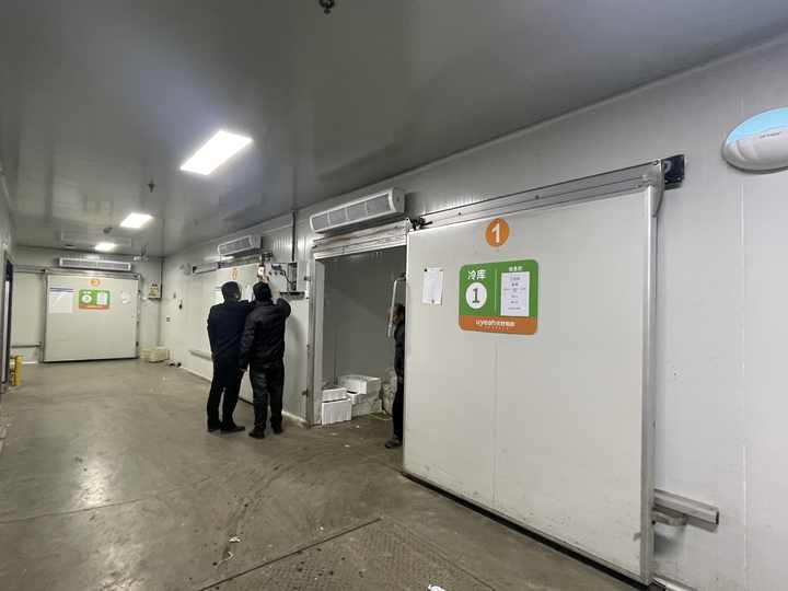 被同事故意关进冷库，一场意外的职场冰冻