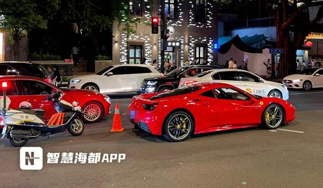 男子十年攒钱购得法拉利，提车仅一小时便遭遇自燃悲剧