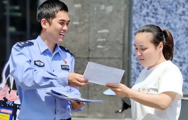 高考被顶替的5旬辅警错过母亲下葬，时代的遗憾与正义的呼唤