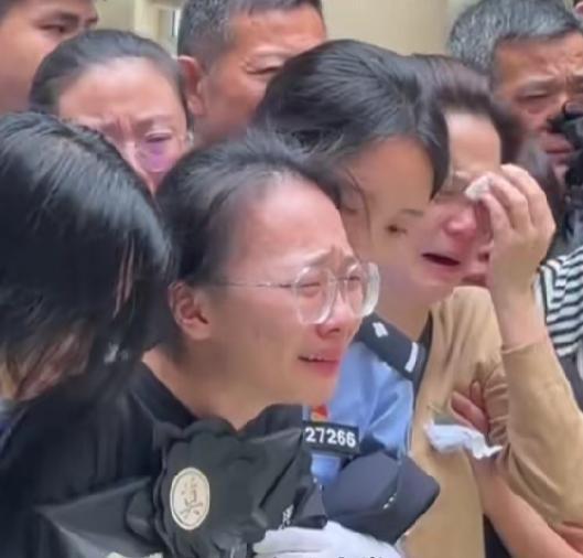 高考被顶替的5旬辅警错过母亲下葬，时代的遗憾与正义的呼唤