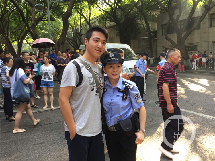 高考被顶替的5旬辅警错过母亲下葬，时代的遗憾与正义的呼唤