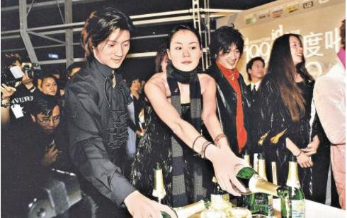 谢霆锋与王菲的歌唱视频，跨越时空的音乐魅力