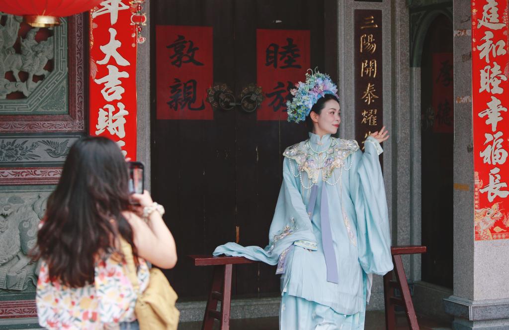 吴奇隆现身泉州体验簪花文化，传统与现代的完美融合