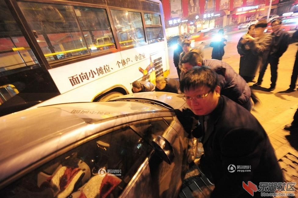 悲剧上演，两车抢客致乘客被撞飞