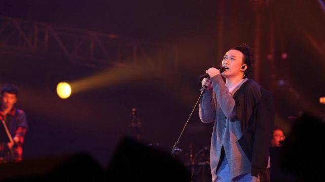 刀郎演唱会泪洒舞台，深情致谢歌迷的感人瞬间